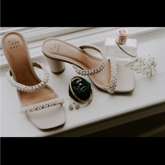 A New Day beige sandals with pearls- size 6.5 - Picture 3 of 4